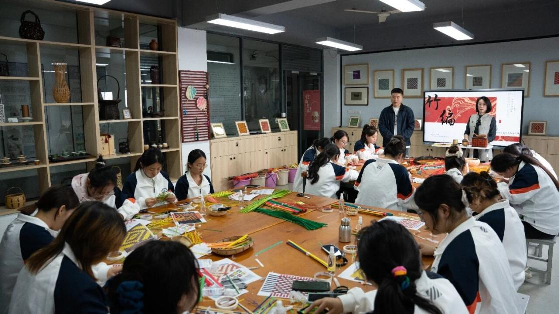 为非遗“添彩”，为青春“赋能”：江苏建院的文化育人新实践